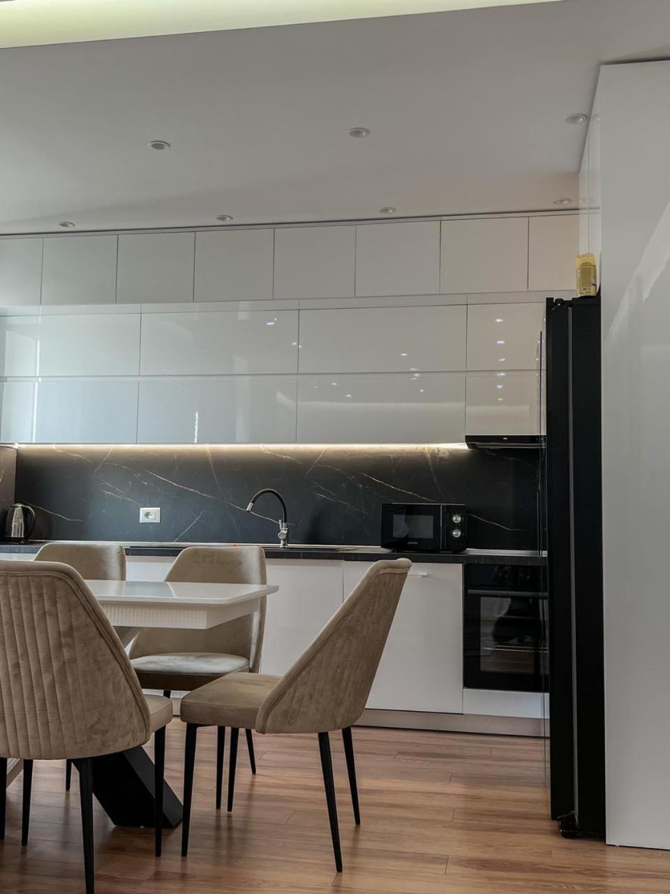 Lux Apartment At Arlis Tiranë Eksteriør bilde