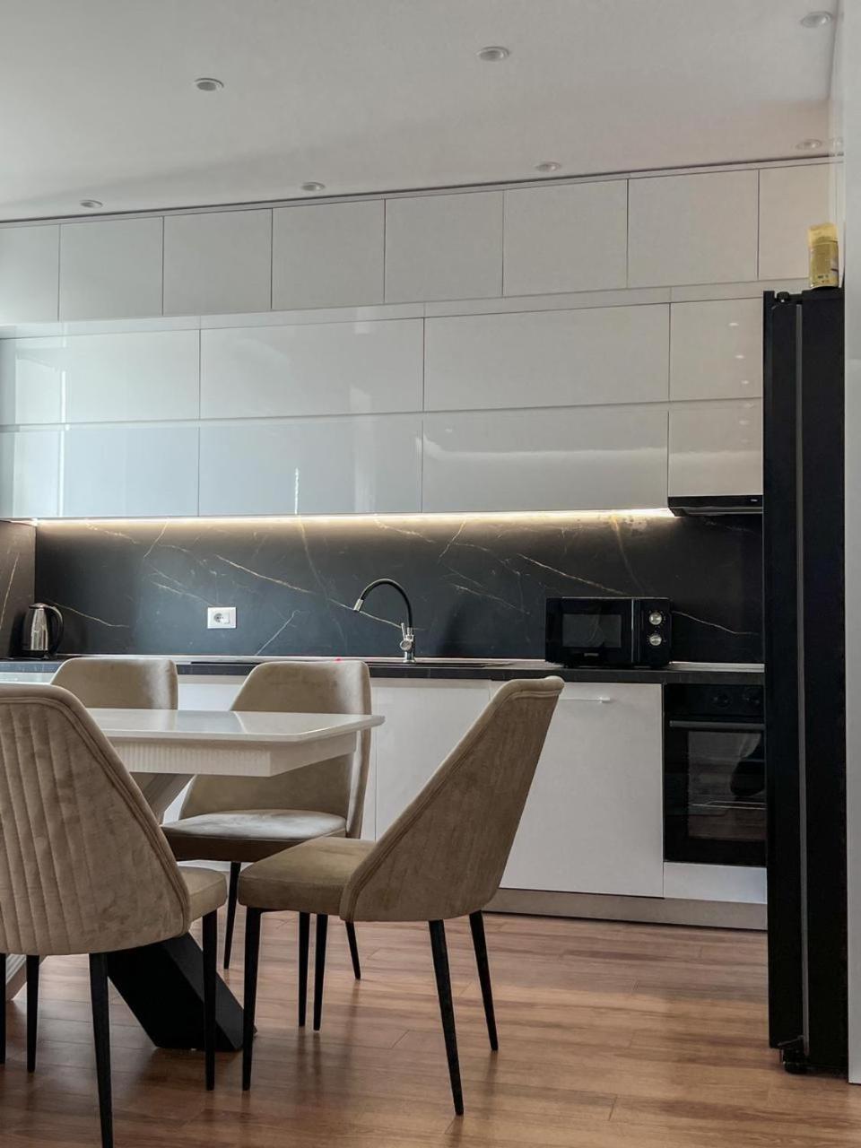 Lux Apartment At Arlis Tiranë Eksteriør bilde